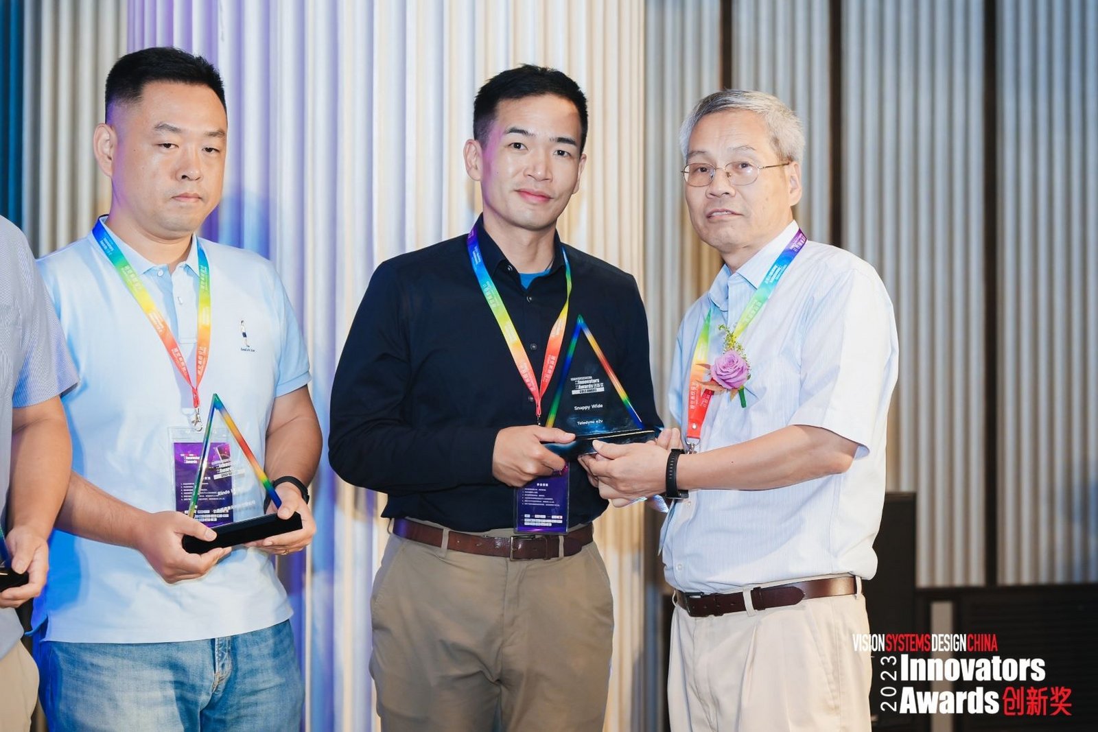 At the Vision System Design China Innovators Gold Award Ceremony, Tom Huang, General Manager APAC at Allied Vision, receives the award for Allied Vision (in the middle).